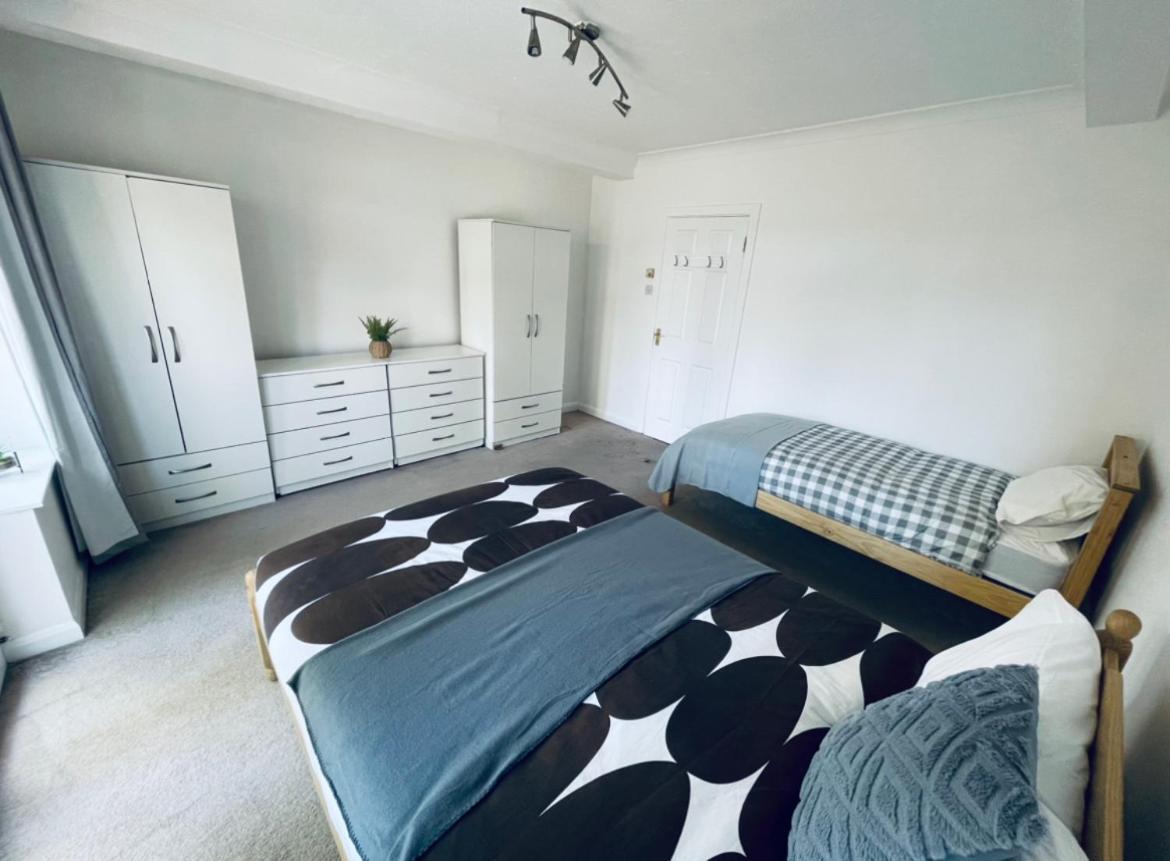 Up To 3 People, Room In A Share House With Private Garden Access London Luaran gambar