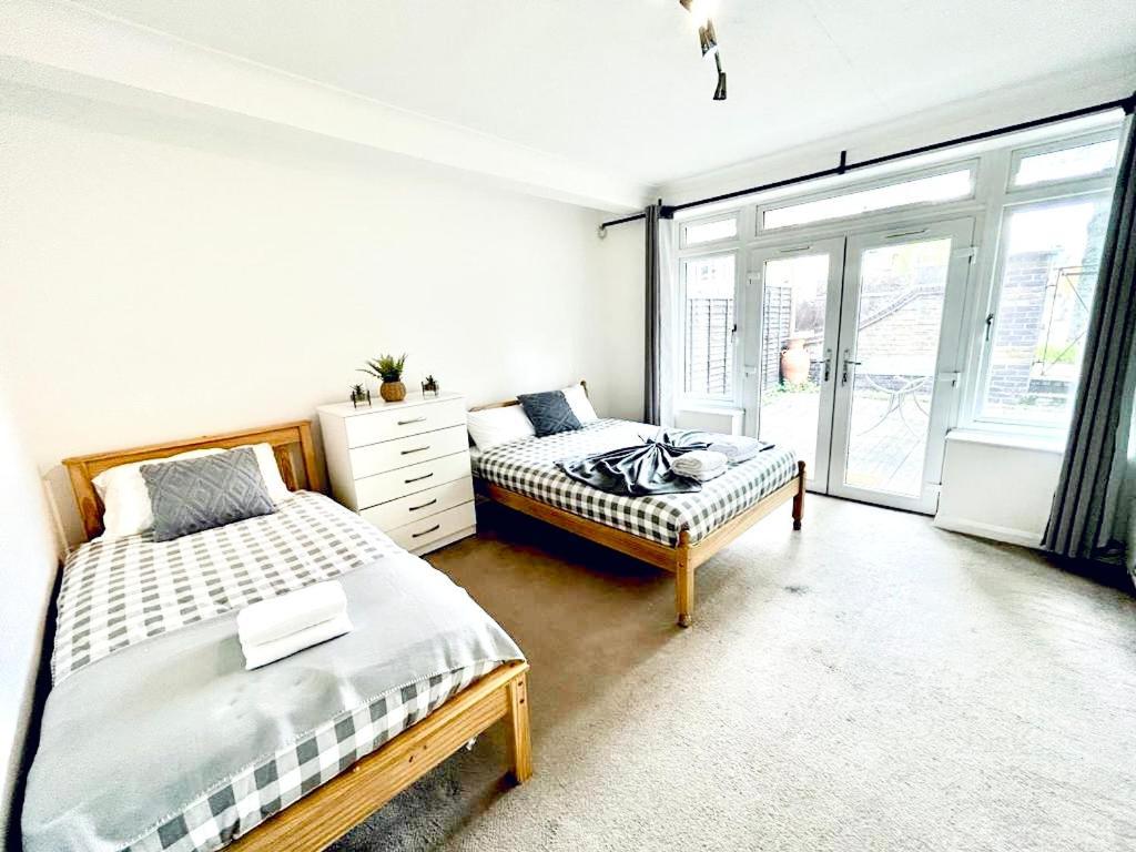 Up To 3 People, Room In A Share House With Private Garden Access London Luaran gambar